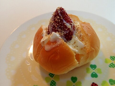 ホイップと苺と胡桃パウダーのクリームパン